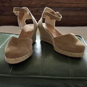 Chic Tan Wedge Sandals